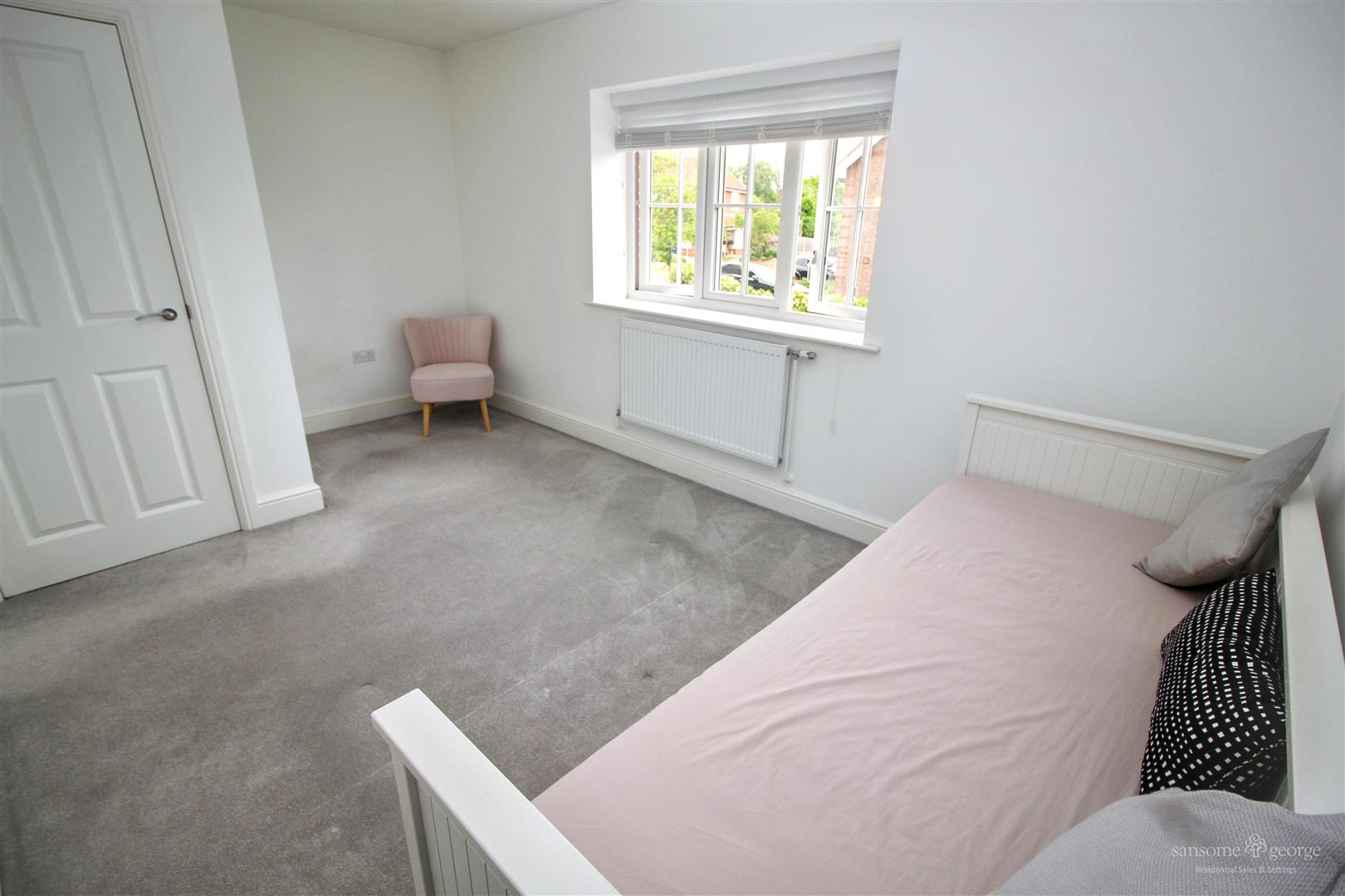 Sheffield Close, Pangbourne, Reading